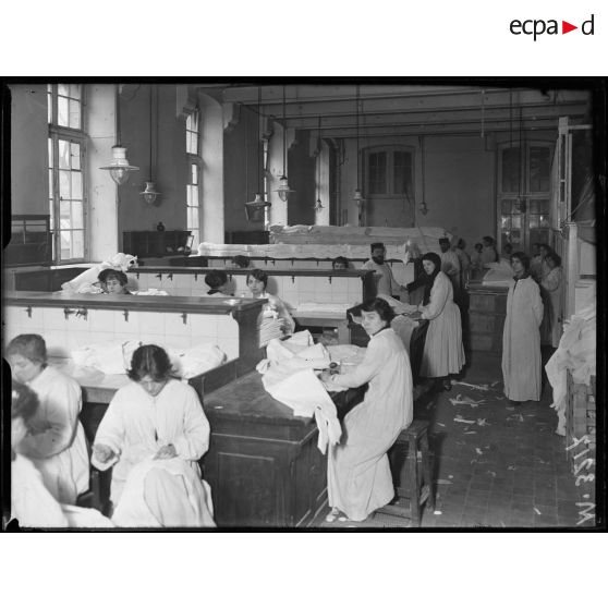 Fabrication de pansements et d'appareils pour blessés. Ecole de Pharmacie. Atelier de couture. Travée de la coupe. [légende d'origine]
