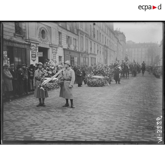 Versailles, enterrement de soldats anglais victimes de la catastrophe de chemin de fer de Massy-Palaiseau. La couronne. [légende d'origine]