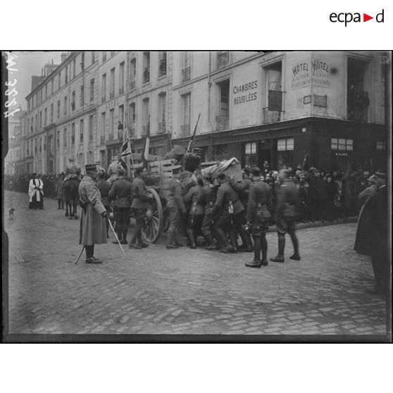 Versailles, enterrement de soldats anglais victimes de la catastrophe de chemin de fer de Massy-Palaiseau. La levée des corps. [légende d'origine]