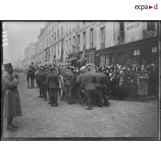 Versailles, enterrement de soldats anglais victimes de la catastrophe de chemin de fer de Massy-Palaiseau. La levée des corps. [légende d'origine]