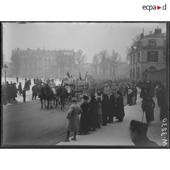 Versailles, enterrement de soldats anglais victimes de la catastrophe de chemin de fer de Massy-Palaiseau. Le cortège. [légende d'origine]