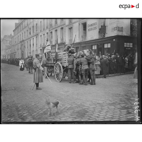 Versailles, enterrement de soldats anglais victimes de la catastrophe de chemin de fer de Massy-Palaiseau. La levée des corps. [légende d'origine]