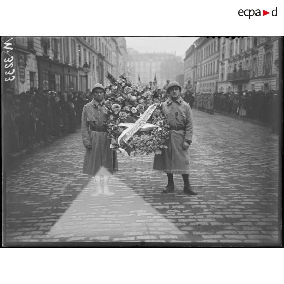 Versailles, enterrement de soldats anglais victimes de la catastrophe de chemin de fer de Massy-Palaiseau. La couronne de la garnison de Versailles. [légende d'origine]