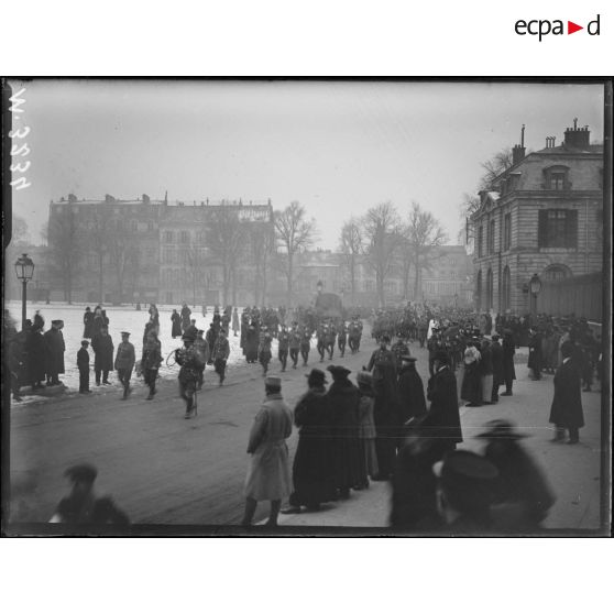 Versailles, enterrement de soldats anglais victimes de la catastrophe de chemin de fer de Massy-Palaiseau. Le cortège sur la place d'armes. [légende d'origine]