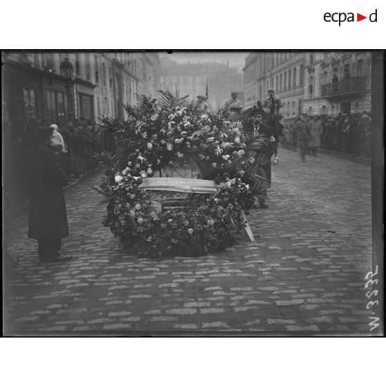 Versailles, enterrement de soldats anglais victimes de la catastrophe de chemin de fer de Massy-Palaiseau. Couronne des cheminots de la ceinture. [légende d'origine]