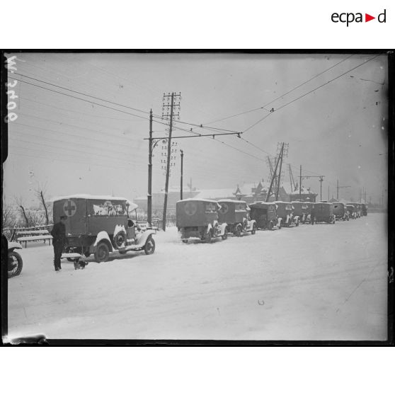 Dunkerque, voitures d'ambulances dans la neige. [légende d'origine]