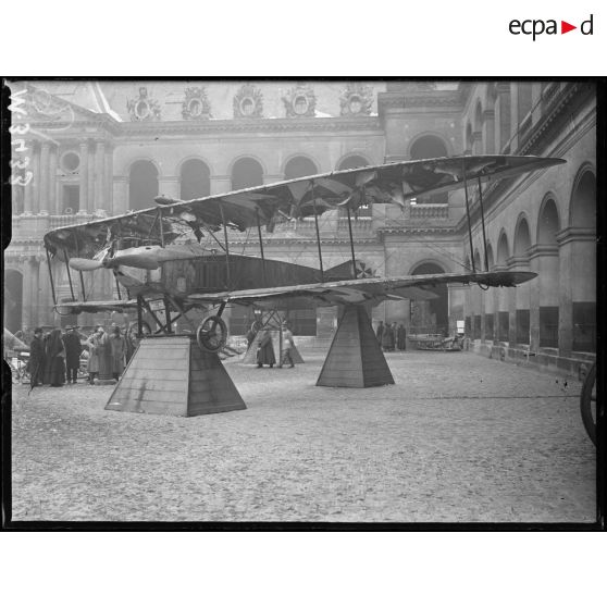 Paris, aux Invalides, le matériel allemand exposé. Un DFW BI. [légende d'origine]