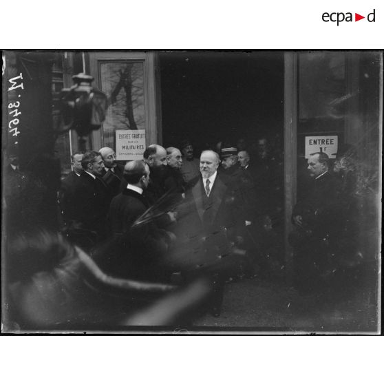 Paris, jeu de Paume, visite du président de la République au salon des armées. Messieurs Olivier Sainseré et Dalimier. [légende d'origine]
