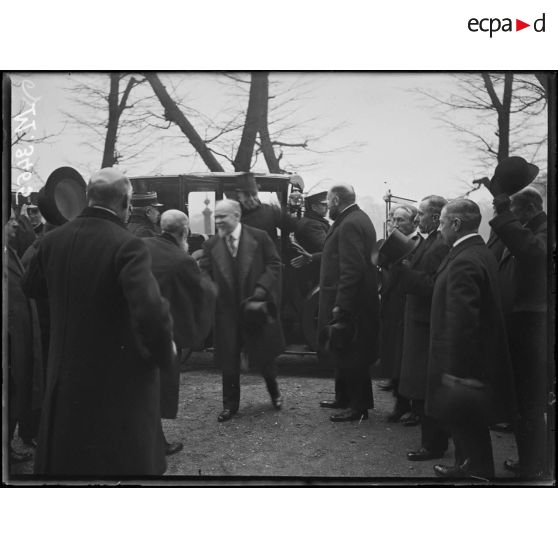 Paris, jeu de paume,  visite du président de la République au salon des armées. Monsieur Mithouard. [légende d'origine]