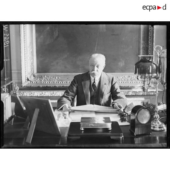 Paris, Son Excellence Monsieur Isvolsky, ambassadeur de Russie. [légende d'origine]