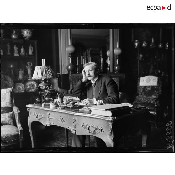 Paris, Monsieur Maurice Bucquet, ambassadeur de la République de Saint-Marin. [légende d'origine]