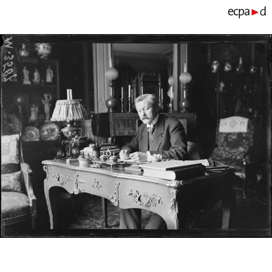 Paris, Monsieur Maurice Bucquet, ambassadeur de la République de Saint-Marin. [légende d'origine]