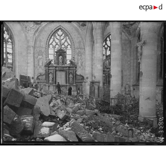 Péronne, intérieur de l'église. [légende d'origine]