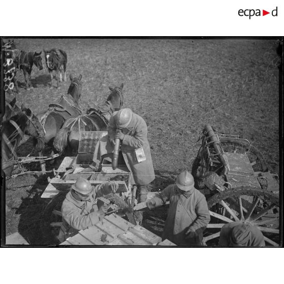 Entre Chauny et Tergnier, chargement d'obus de 75 dans des caissons. [légende d'origine]