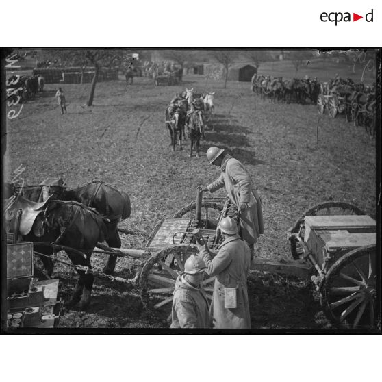 Entre Chauny et Tergnier, chargement d'obus de 75 dans des caissons. [légende d'origine]