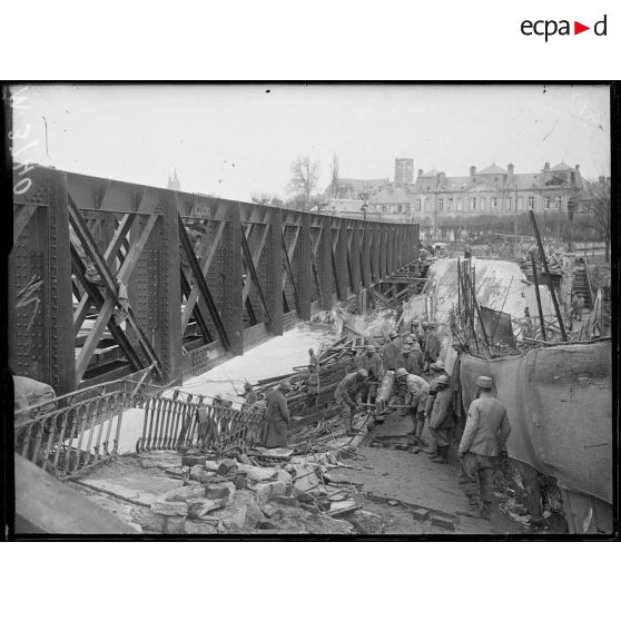 Soisssons, pont en reconstruction. [légende d'origine]