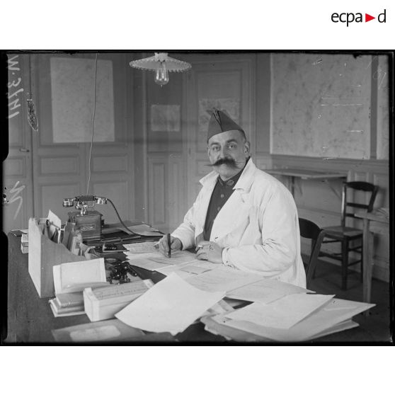 Docteur Paul, médecin du centre médico-légal du GQG. [légende d'origine]