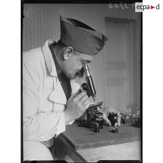 Docteur Paul, médecin du centre médico-légal du GQG. [légende d'origine]