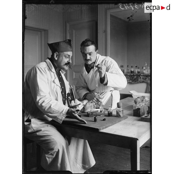 Docteur Paul, médecin du centre médico-légal du GQG. [légende d'origine]