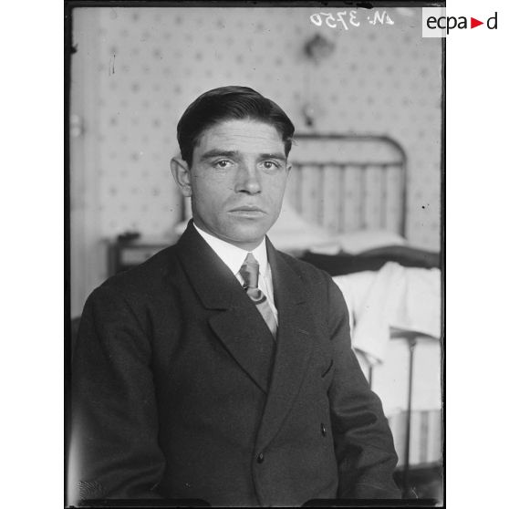 Paris, le commandant du navire "Panama" brésilien torpillé par les Allemands. [légende d'origine]