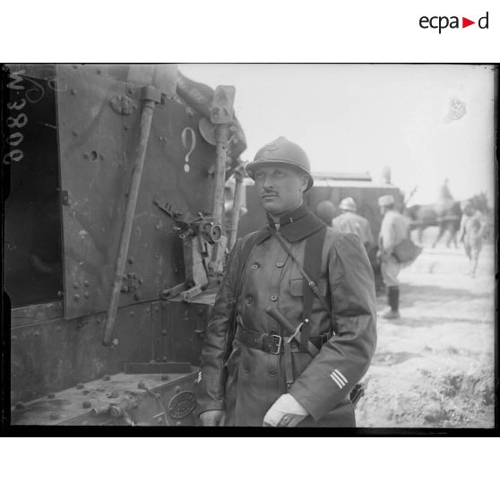 Dans la Marne, capitaine Goubernard, du 1er bataillon de chasseur, de l'AS 9 des tanks. [légende d'origine]
