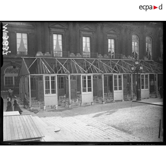Paris, Palais-Royal, construction des baraquements de la Section photographique et cinématographique de l'armée. [légende d'origine]