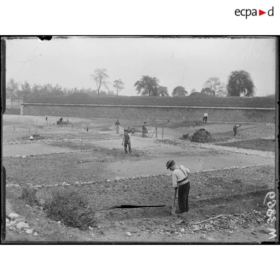 Paris, les jardins potagers des fortifications. La culture du terrain. [légende d'origine]