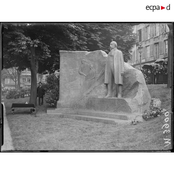 Paris, inauguration du monument du savant Berthelot. Le monument du savant Berthelot. [légende d'origine]