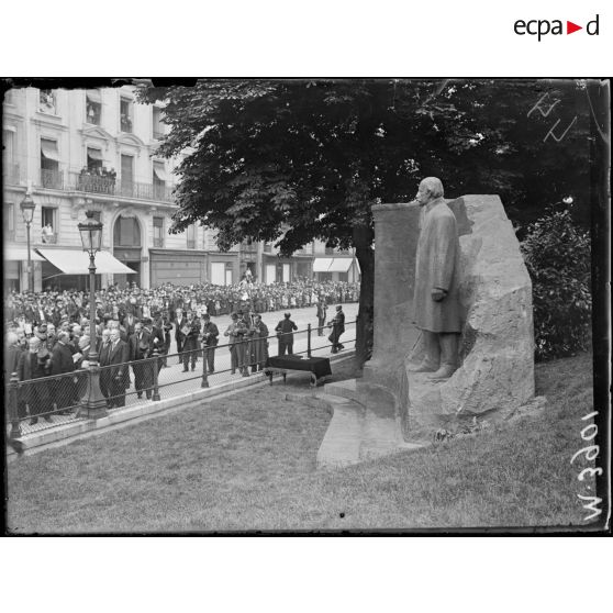 Paris, inauguration du monument du savant Berthelot. Le président de la République devant le monument. [légende d'origine]