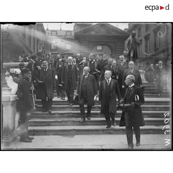 Paris, inauguration du monument du savant Berthelot. Le cortège officiel quittant le collège de France. [légende d'origine]
