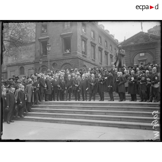 Paris, inauguration du monument du savant Berthelot. Le président de la République et les ministres devant le Collège de France. [légende d'origine]