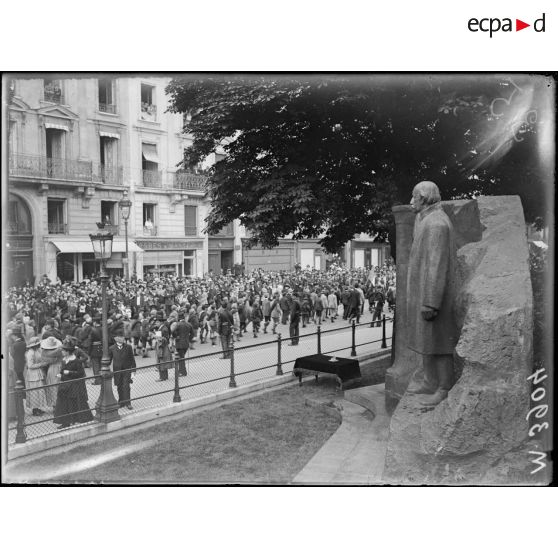 Paris, inauguration du monument du savant Berthelot. Les enfants des écoles défilent devant le monument. [légende d'origine]