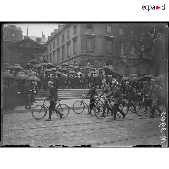 Paris, inauguration du monument du savant Berthelot. Défilé des préparations militaires. [légende d'origine]