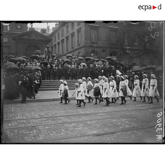 Paris, inauguration du monument du savant Berthelot. Le défilé des sociétés. [légende d'origine]