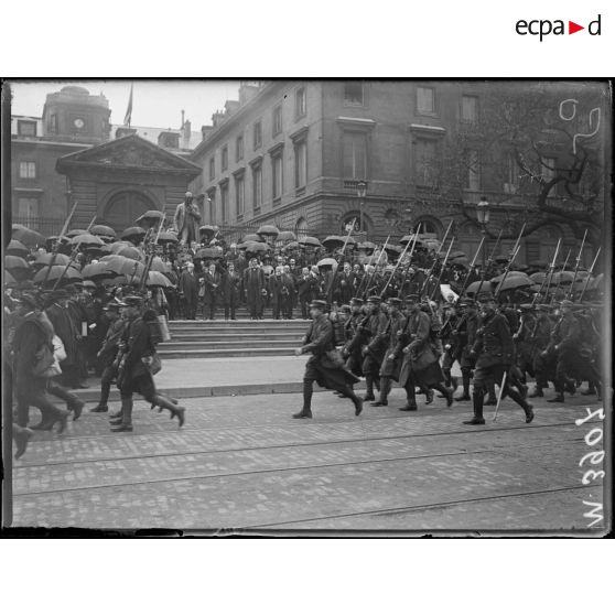 Paris, inauguration du monument du savant Berthelot. Défilé des préparations militaires. [légende d'origine]