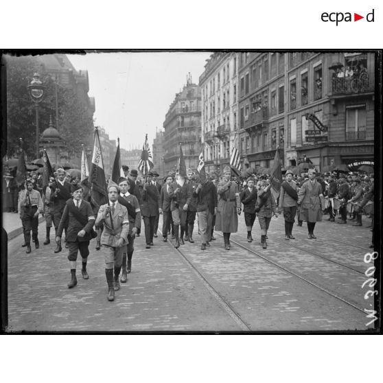 Paris, inauguration du monument du savant Berthelot. Le défilé des sociétés. [légende d'origine]