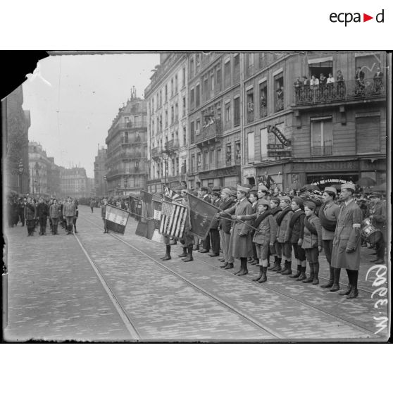 Paris, inauguration du monument du savant Berthelot. Le défilé des sociétés. [légende d'origine]