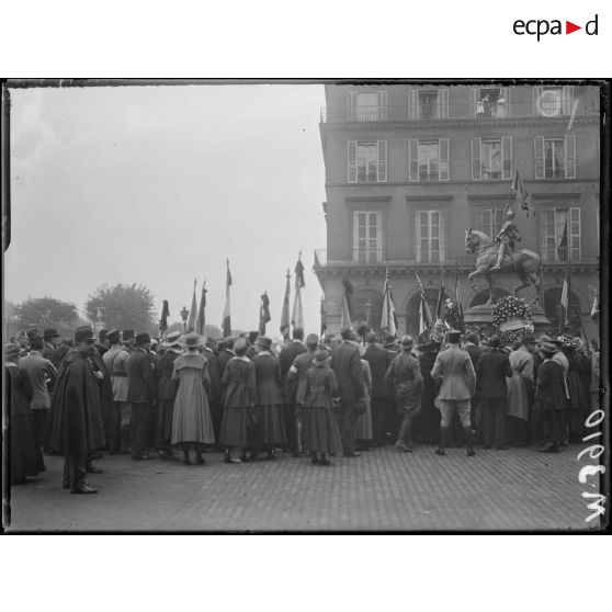 Paris, fête de Jeanne d'Arc, place des Pyramides à la statue de Frémiet. [légende d'origine]