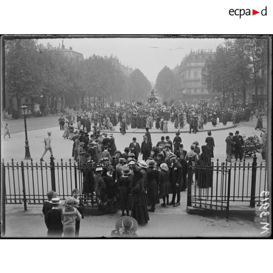 Paris, fête de Jeanne d'Arc. Place Saint-Augustin à la statue de Dubois. [légende d'origine]
