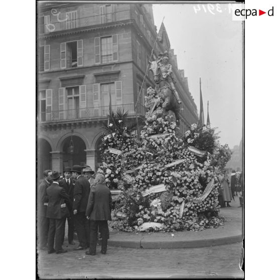 Paris, fête de Jeanne d'Arc. Place Saint-Augustin à la statue de Dubois. [légende d'origine]
