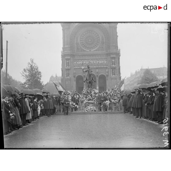 Paris, fête de Jeanne d'Arc. Place Saint-Augustin à la statue de Dubois. [légende d'origine]