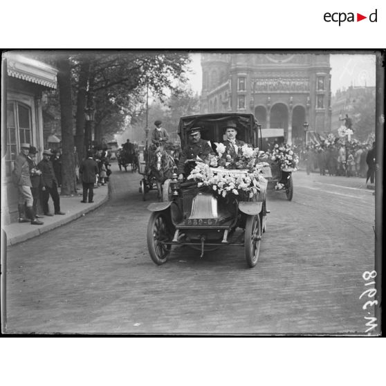 Paris, fête de Jeanne d'Arc. Place Saint-Augustin à la statue de Dubois. [légende d'origine]