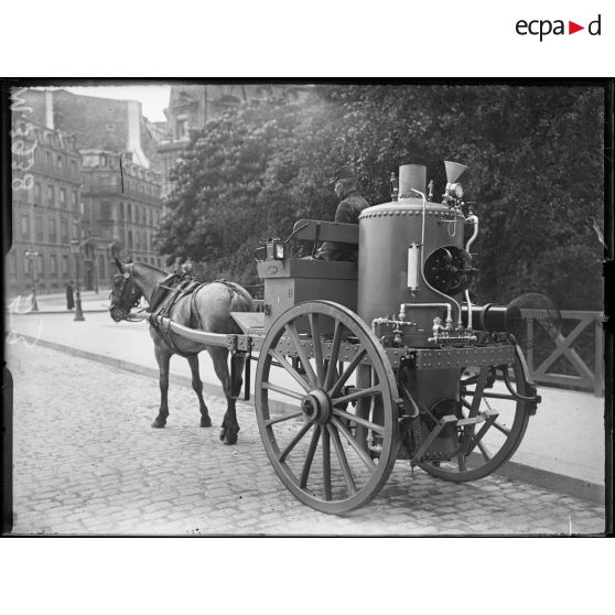 Paris, près du Grand-Palais. L'autoclave du lieutenant Medge. [légende d'origine]