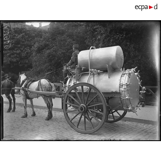 Paris, près du Grand-Palais. L'autoclave du lieutenant Medge. [légende d'origine]