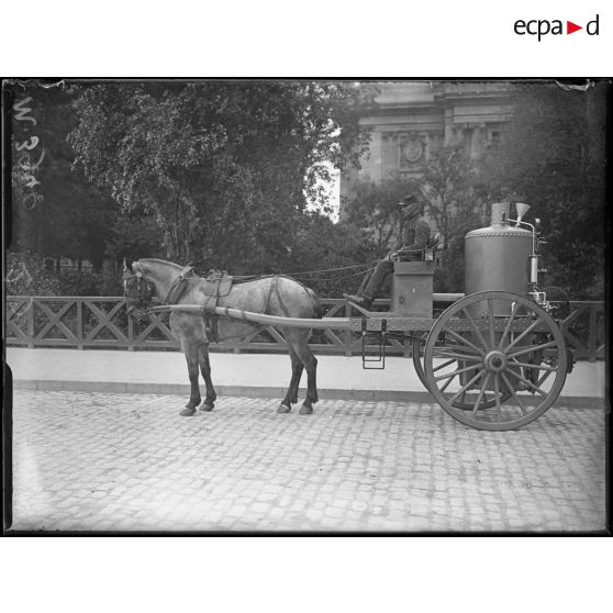 Paris, près du Grand-Palais. L'autoclave du lieutenant Medge. [légende d'origine]