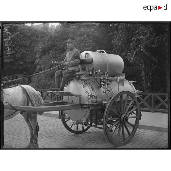 Paris, près du Grand-Palais. L'autoclave du lieutenant Medge. [légende d'origine]