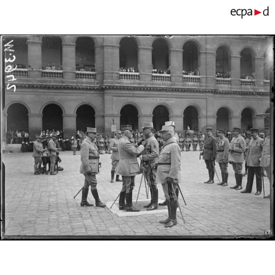 Paris, Invalides, remise de la Croix de Commandeur de la Légion d'honneur au général Villestreux. [légende d'origine]