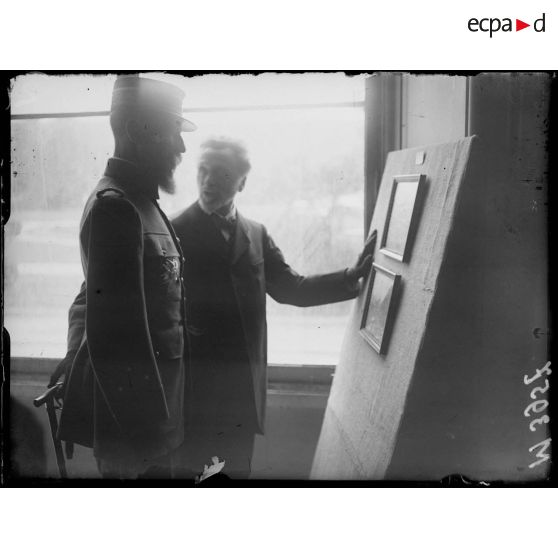 Paris, musée des Arts décoratifs, inauguration d'art Marocain par le général Gouraud. Le général et M. de Bénédicte, conservateur du musée du Luxembourg, président de la société des Orientalistes. [légende d'origine]