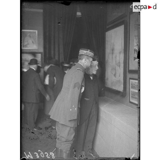 Paris, musée des Arts décoratifs, inauguration d'art Marocain par le général Gouraud. [légende d'origine]
