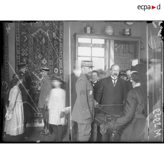 Paris, musée des Arts décoratifs, inauguration d'art Marocain par le général Gouraud. [légende d'origine]